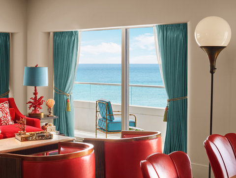 Premier Oceanfront Junior Suite - Living Room