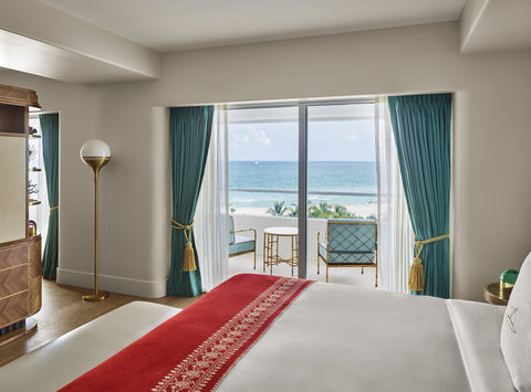 Premier Oceanfront Corner Suite - Bedroom