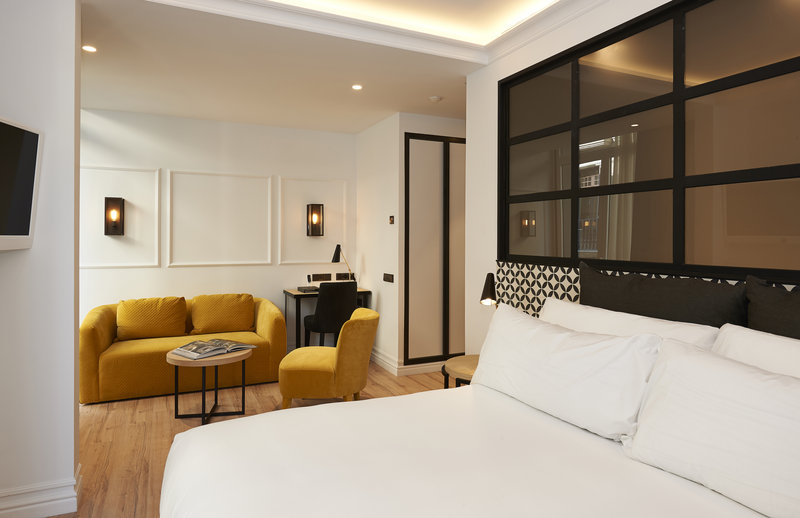 Grand Deluxe Room Bed