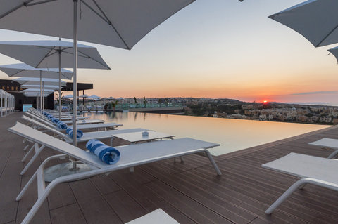 Stunning and Exclusive Rooftop Pool and Bar, SKYBEACH on Level 19