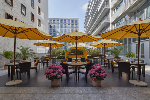 Summer Lounge Terrasse im ruhigen Innenhof des Hotels