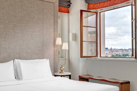 Dormitorio de la suite Tower con vista a Praga
