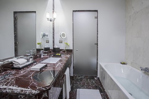 Das geräumige Badezimmer bietet Dusche und Waschbecken