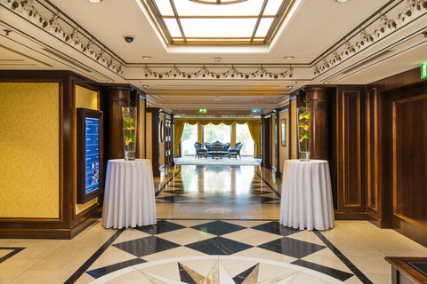 Das Ballsaal-Foyer eignet sich für Empfänge und Kaffeepausen