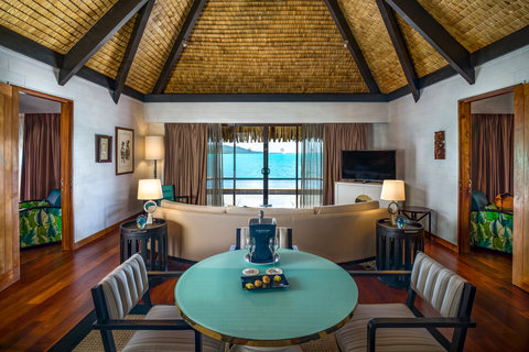 Lounge de la villa Royal Suite con dos dormitorios sobre el agua