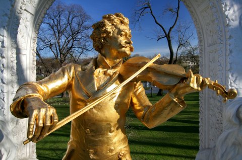 Das berühmte Johann Strauss Denkmal im Stadtpark