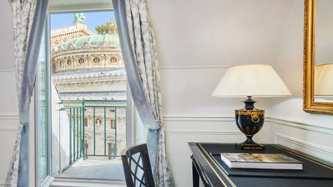 Stunning view on the Opera from your Suite
