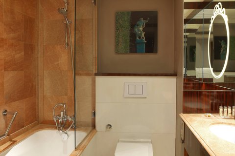 Twin/Twin Deluxe Garden View Guest Room - Bathroom