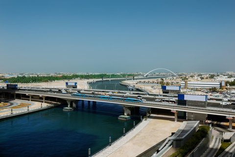 Vista del canal de agua de Dubai