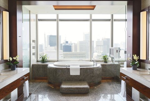 The_Peninsula_Suite_Bathroom.jpg