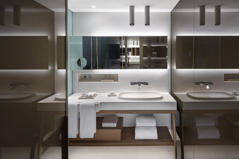 16. Mandarin Oriental, Barcelona - Deluxe Room - Bathroom.jpg