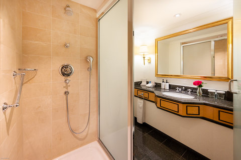 Badezimmer mit Dusche im Executive Suite Wohnzimmer