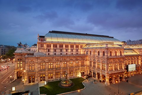 Vista a la Ópera Estatal de Viena al amanecer