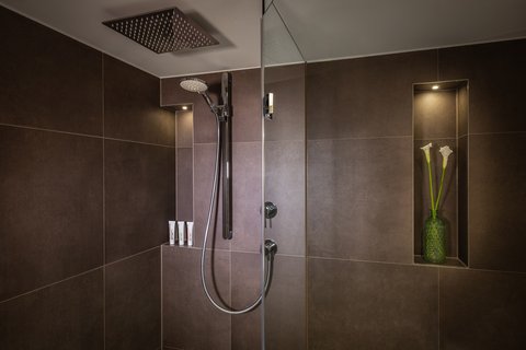 Suite - Baño con cabezal de ducha efecto de lluvia