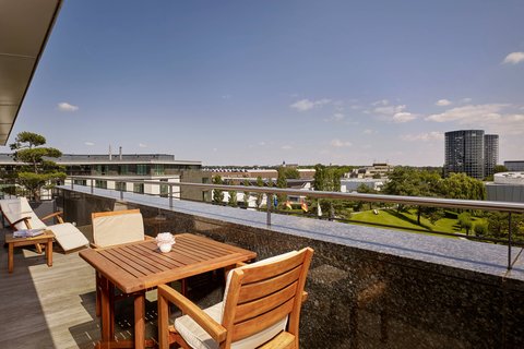 Balcón de la suite Ritz-Carlton con vistas a la Autostadt