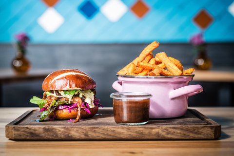 Restaurante Irmi - Hamburguesa Irmi de carne desmenuzada con papas fritas
