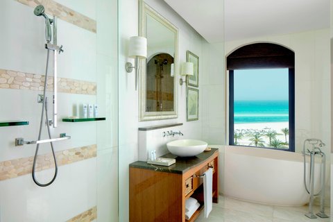 Baño de la habitación Premium con vista al mar - Bañera y ducha