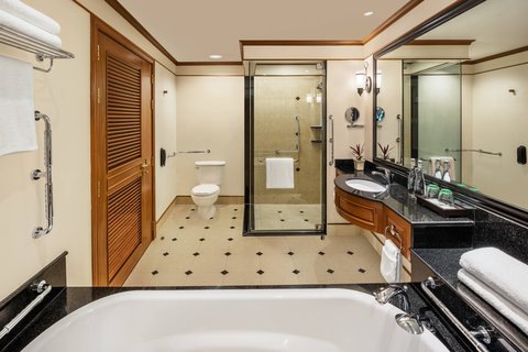 Baño accesible para personas con discapacidades de la habitación Deluxe con terraza