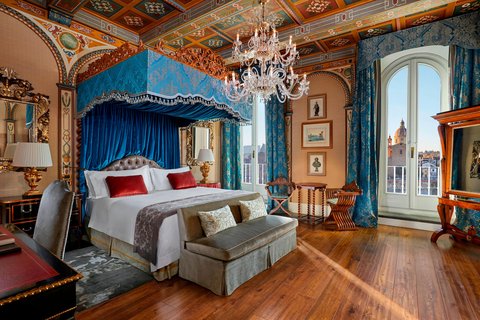 Dormitorio de la suite Royal Gioconda, estilo renacentista