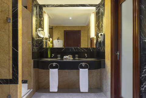 Luxus Marmorbad mit Badewanne und große separate Dusche