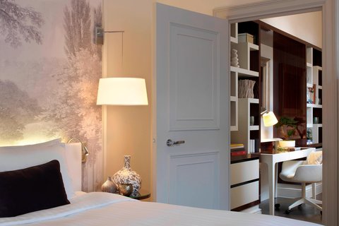 Magnolia Suite – Schlafzimmer & Schreibtischbereich