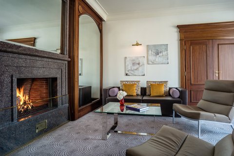 Suite Diplomatic - Sala de estar con chimenea