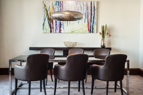 Suite Diplomatic - Mesa de comedor